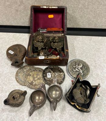 beaucoup d'objets métalliques qui traînent par terre