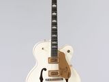 une image représentant une guitare électrique blanche suspendue à une corde