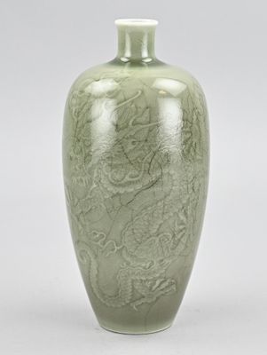 Vase chinois en porcelaine décoré d'un motif de dragon