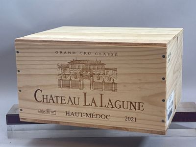 une boîte en bois sur laquelle est apposée une étiquette de vin
