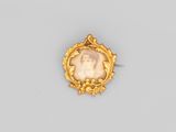 une broche plaquée or représentant le portrait d'une femme