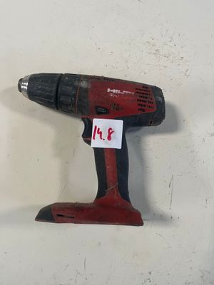 une perceuse sans fil accrochée au mur