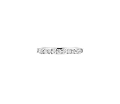 gros plan d'une bague en diamant sur fond blanc