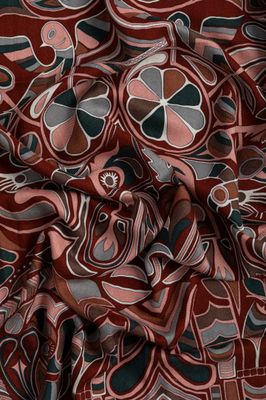 un gros plan sur un tissu à motifs rouges et noirs