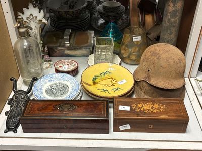 une table sur laquelle se trouvent de nombreux objets