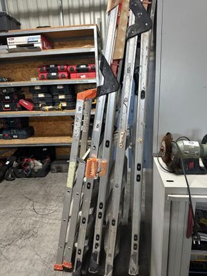 un tas d'outils posés sur une étagère dans un garage