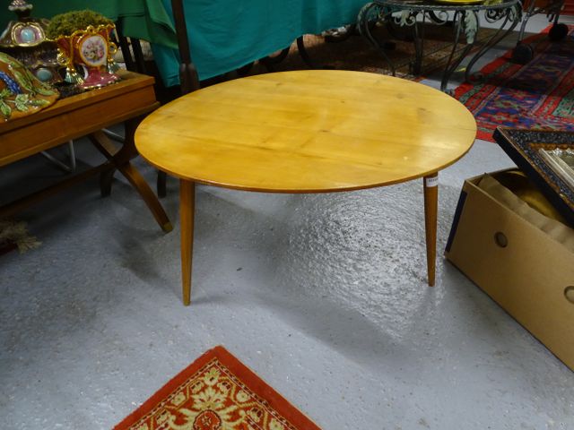 Table basse en bois tripode, un pied revissé par le dessus