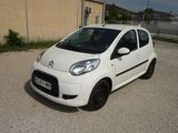 une petite voiture blanche garée dans un parking