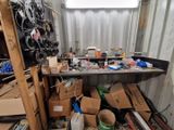 une pièce remplie de nombreuses boîtes et d'autres objets
