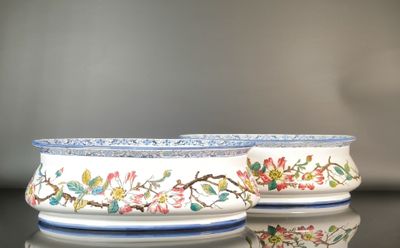 two bowls that are sitting on a table