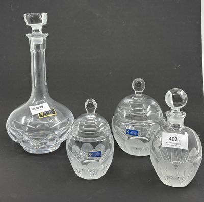 trois vases en verre transparent et une carafe sur fond noir