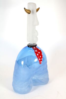 un vase bleu surmonté d'une statuette