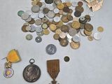 beaucoup de pièces et de médailles sur la table