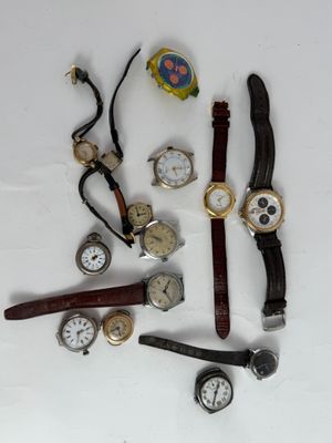 plusieurs types de montres sur une surface blanche