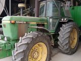 un tracteur vert garé dans un garage