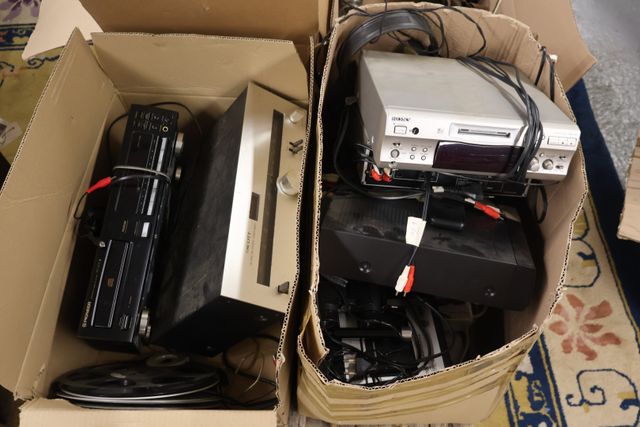 Lot comprenant : magnétoscope, anciens téléphones, appareils hifi...