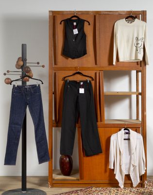 un présentoir de vêtements et un porte-manteaux dans une pièce