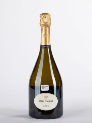 une photo d'une bouteille de champagne sur fond blanc