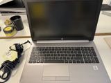 un ordinateur portable posé sur un bureau avec un chargeur