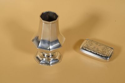 un briquet en argent et un étui à briquet posés sur une table