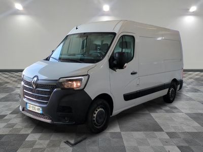 la photo d'une camionnette blanche garée dans une pièce
