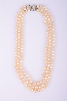 gros plan d'un collier de perles sur fond blanc