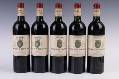 six bouteilles de vin sont alignées sur une table