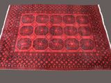 un tapis rouge et noir sur fond gris