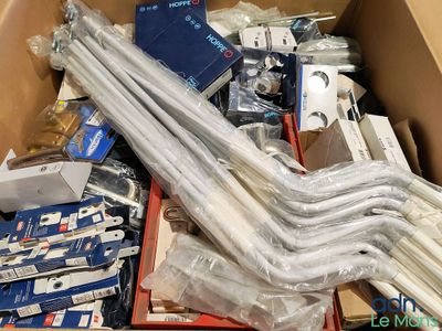 une boîte en carton remplie d'appareils électroniques et d'autres articles assortis