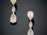 une paire de boucles d'oreilles en diamant et or