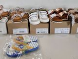 Plusieurs paires de chaussures sont alignées sur une table