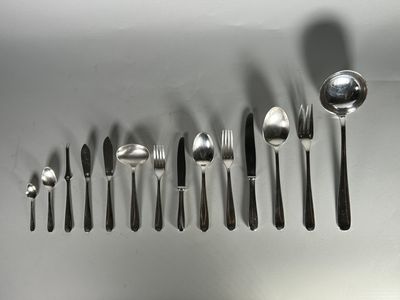 beaucoup de cuillères et de cuillères-cuillères sur la table