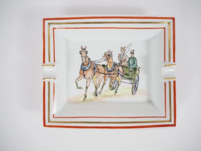 une photo d'une assiette sur laquelle figure l'image d'une calèche