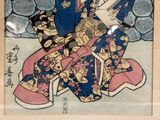 une photo d'une femme en kimono assise par terre