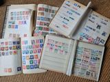 de nombreux types de timbres différents sur les pages d'un livre
