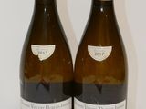 deux bouteilles de vin posées sur une table l'une à côté de l'autre