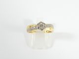 gros plan d'une bague en diamant sur une surface blanche