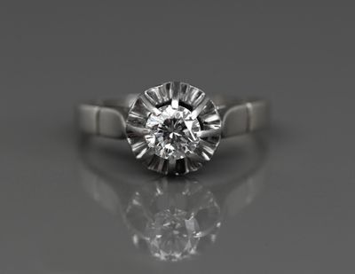 une bague de fiançailles ornée d'un seul diamant au centre