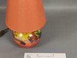 une lampe posée sur une table à côté d'une feuille de papier