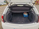 le coffre d'une voiture blanche contenant une boîte bleue