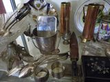 une table en verre sur laquelle sont posés des objets en argent