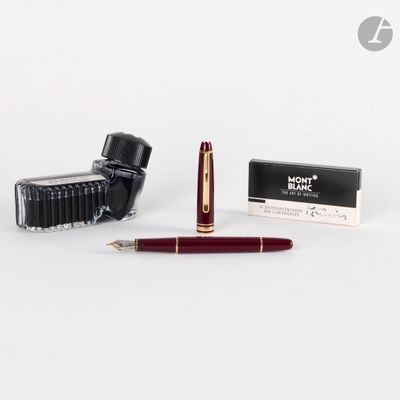 une image représentant un stylo plume et un stylo à bille roulante posés l'un à côté de l'autre sur une surface blanche