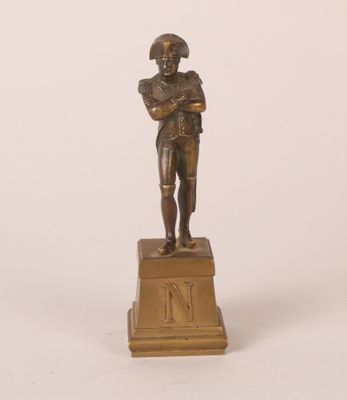 figurine en bronze représentant un homme tenant une batte de baseball, posée sur un socle