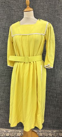CARVEN Boutique Paris – Robe jaune en coton à liseré blanc, bouto...
