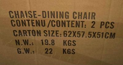 une boîte en carton portant une étiquette indiquant « Chaise de salle à manger Chase – Contenu : 2 pièces – Dimensions de la boîte : 6 x 7,5 x 5,5 cm »