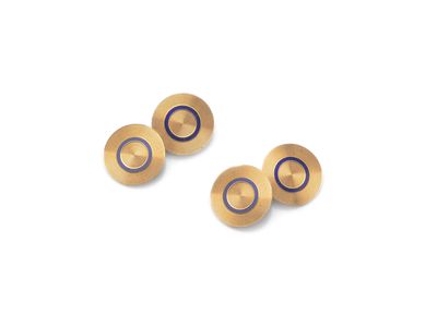 une paire de boutons de manchette en émail doré et violet sur fond blanc