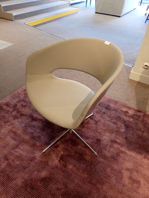 une chaise posée sur un tapis dans une pièce