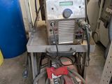 une machine posée sur un chariot dans un garage