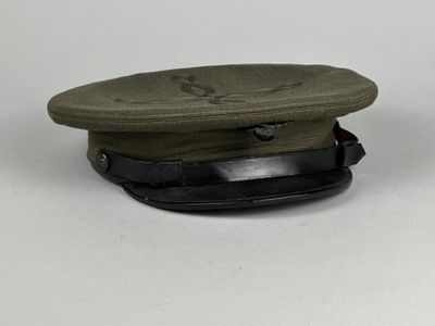 une image représentant un chapeau militaire posé sur une surface blanche