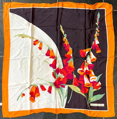 CHRISTIAN DIOR. Carré en twill de soie imprimée à décor flor…